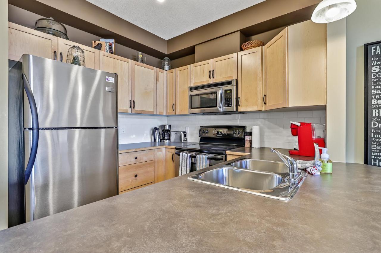 Spectacular Mountain View Corner Unit Pool Hot Tub Park Pass Apartment แคนมอร์ ภายนอก รูปภาพ