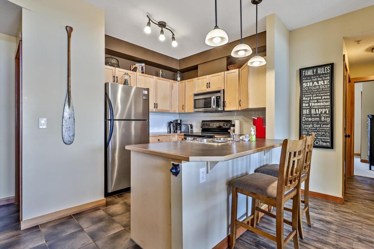 Spectacular Mountain View Corner Unit Pool Hot Tub Park Pass Apartment แคนมอร์ ภายนอก รูปภาพ