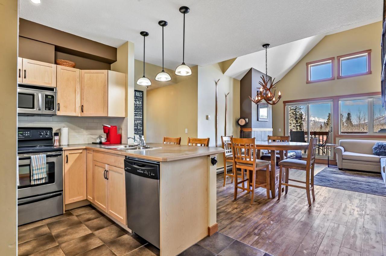 Spectacular Mountain View Corner Unit Pool Hot Tub Park Pass Apartment แคนมอร์ ภายนอก รูปภาพ
